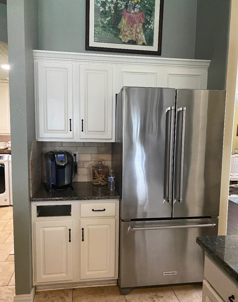 Rent A Husband project gallery photo: Kitchen cabinets before